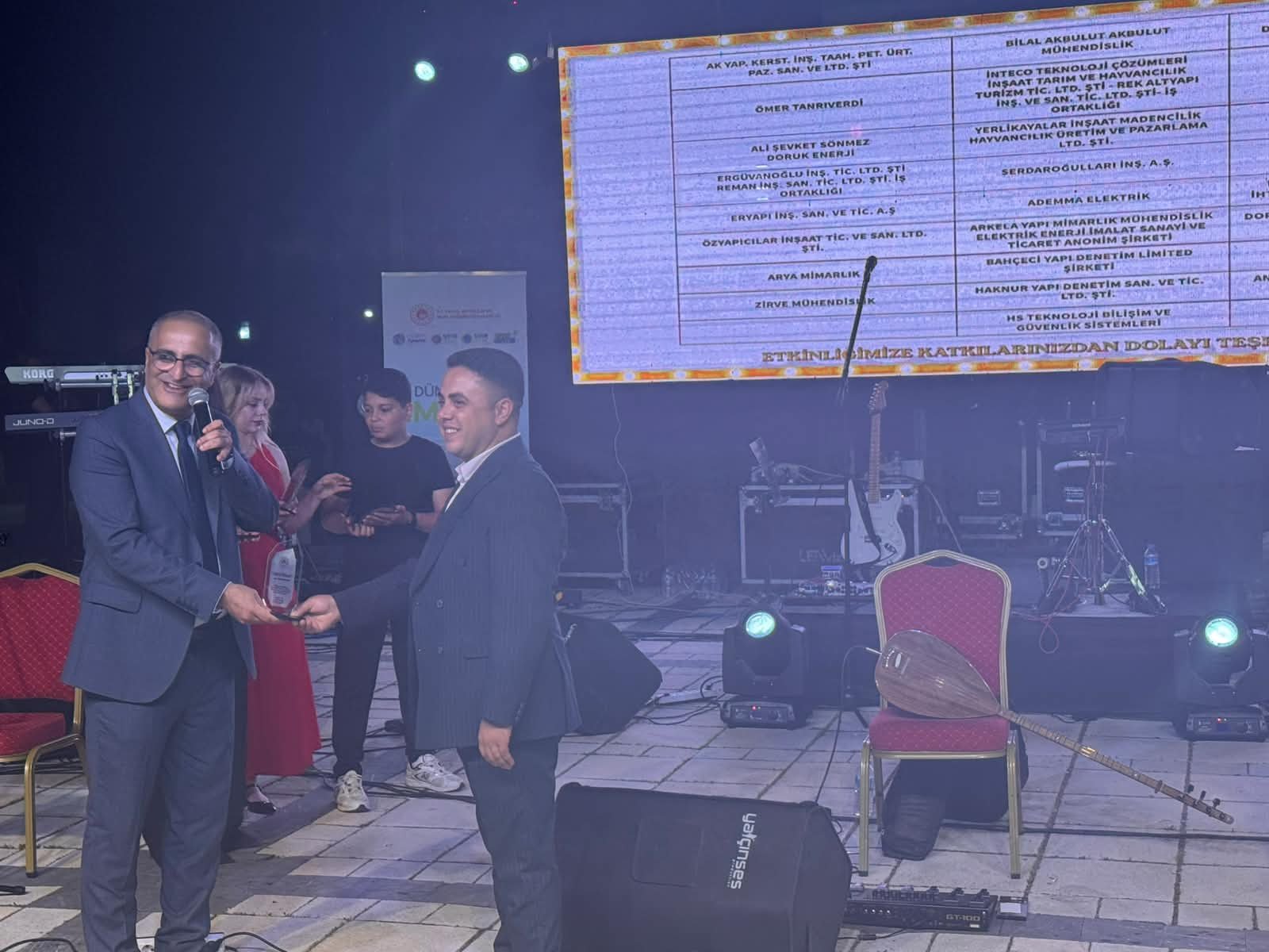 BAŞARI VE HİZMET ÖDÜLÜ